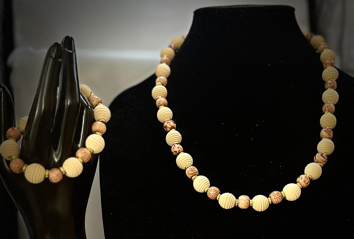 Full wooden shades jewelry set displayed on neutral background