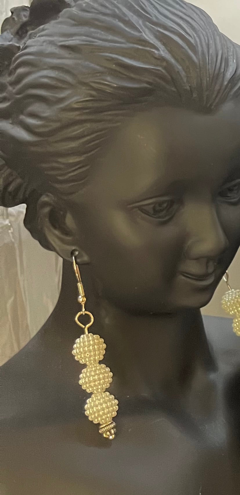 Pearl earrings with infinity‑inspired shape